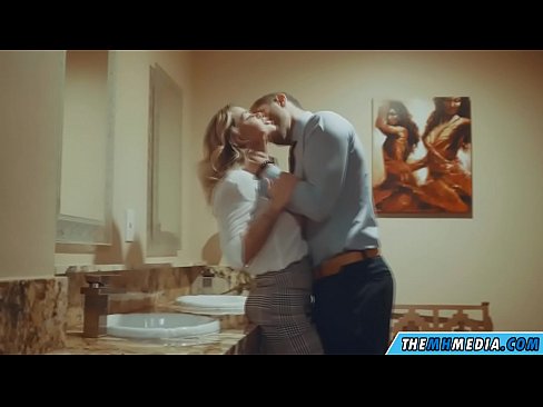 ❤️ Wakati blonde mwenye busty anakutongoza kwenye choo cha umma Pono ya kupendeza ️❤